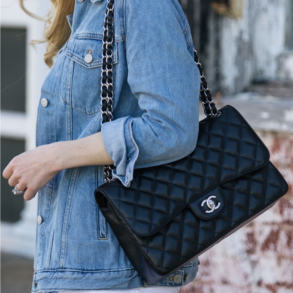 Authentic Chanel classic Black quilted lambskin Jumbo in SHW